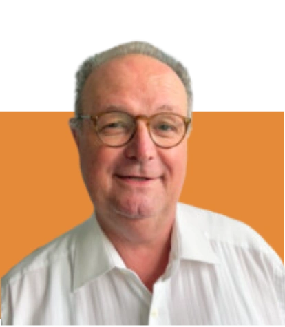 Jens_Heblich_Geschäftsführer Porträt von Jens Heblich, Geschäftsführer, lächelnd mit Brille vor einem orangefarbenen Hintergrund.
