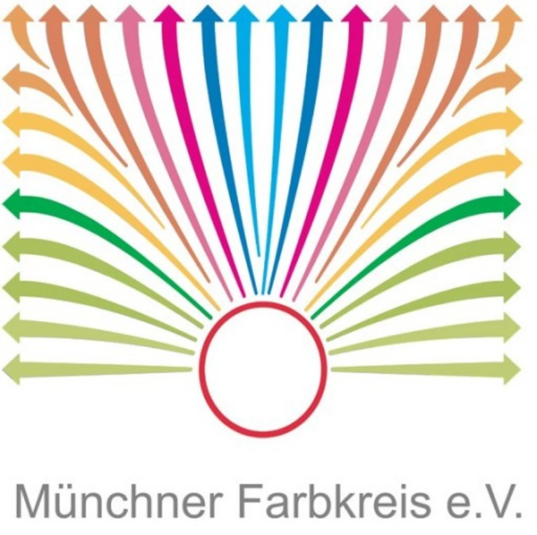 Logo_Farbkreis Logo des Münchner Farbkreis e.V. mit einer bunten, strahlenförmigen Pfeil-Grafik über dem grauen Schriftzug.
