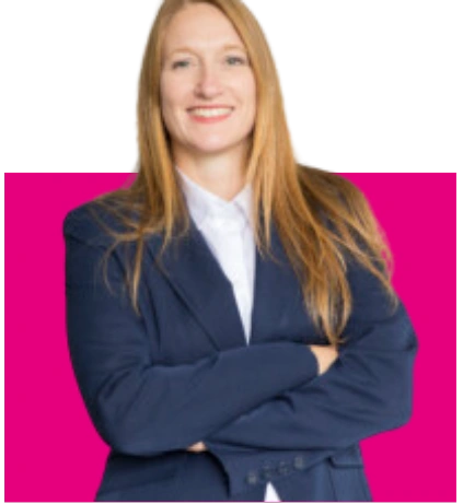 Miriam_Meier_Schulleiterin Porträt von Miriam Meier, Schulleiterin, lächelnd mit verschränkten Armen im dunkelblauen Blazer vor einem pinken Hintergrund.